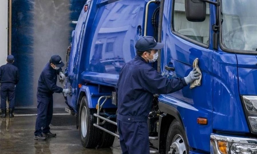 Γιατί οι Ιάπωνες καθαρίζουν καθημερινά τα απορριμματοφόρα: Το σύστημα που μας... βάζει τα γυαλιά