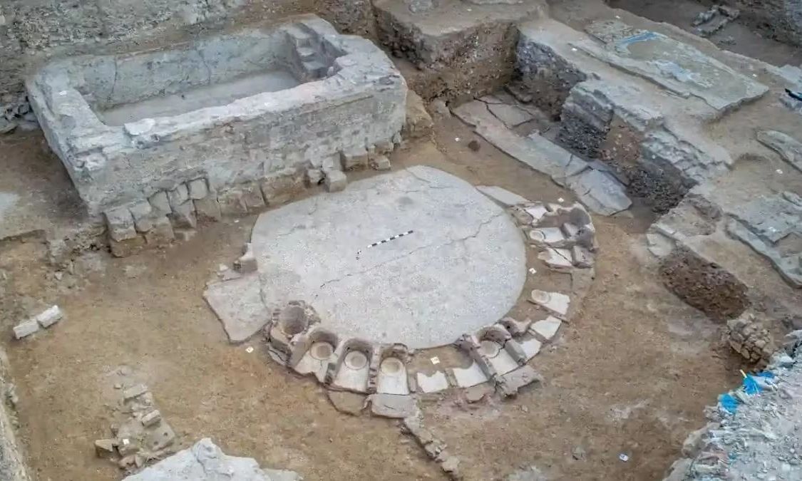 Σπουδαία ανακάλυψη: Αρχαιολόγοι βρήκαν κυκλικό δημόσιο λουτρό 2.000 ετών στην Αλεξάνδρεια