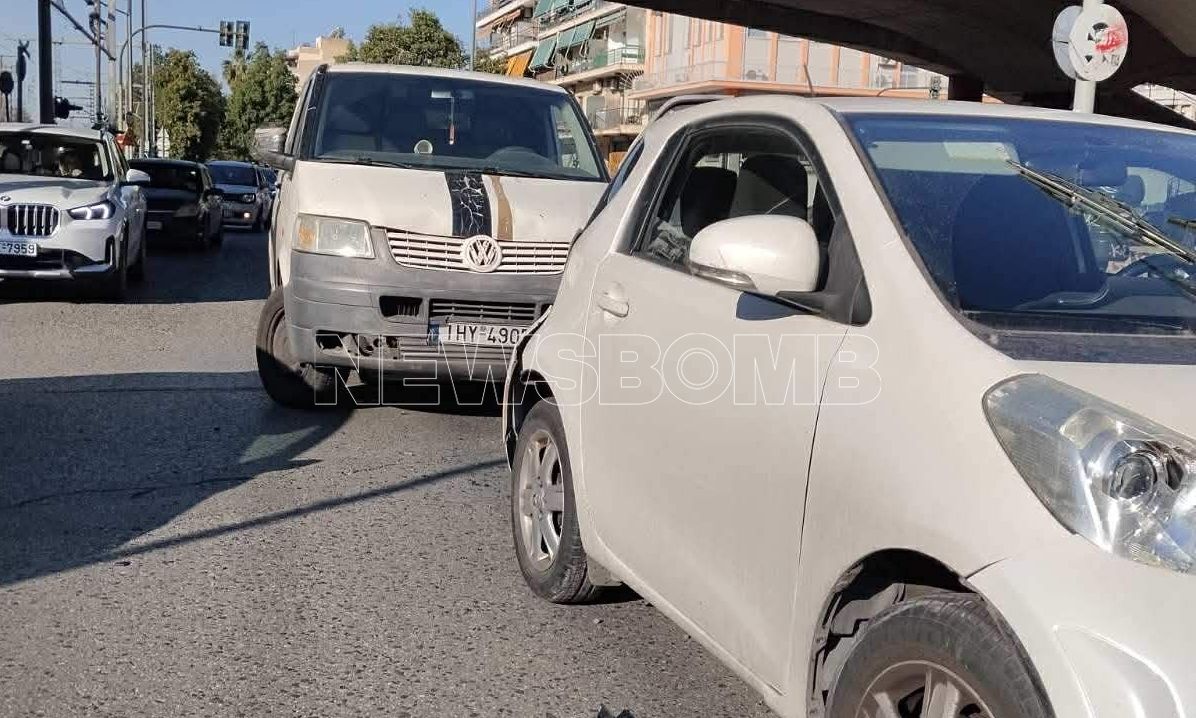 Βοτανικός: Τροχαίο με έναν τραυματία - Αμάξια συγκρούστηκαν και παρέσυραν μηχανή