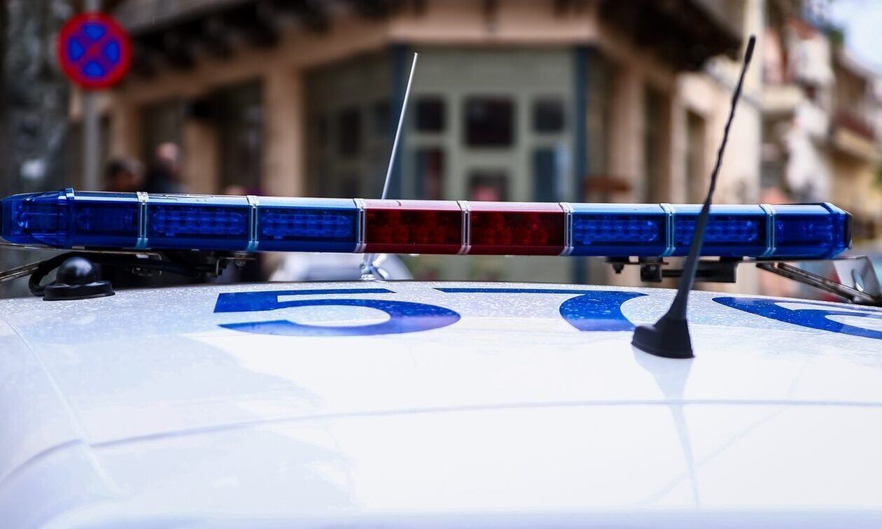 Πάτρα: Έδωσε στον ανήλικο γιο του όπλο να πυροβολήσει από το μπαλκόνι