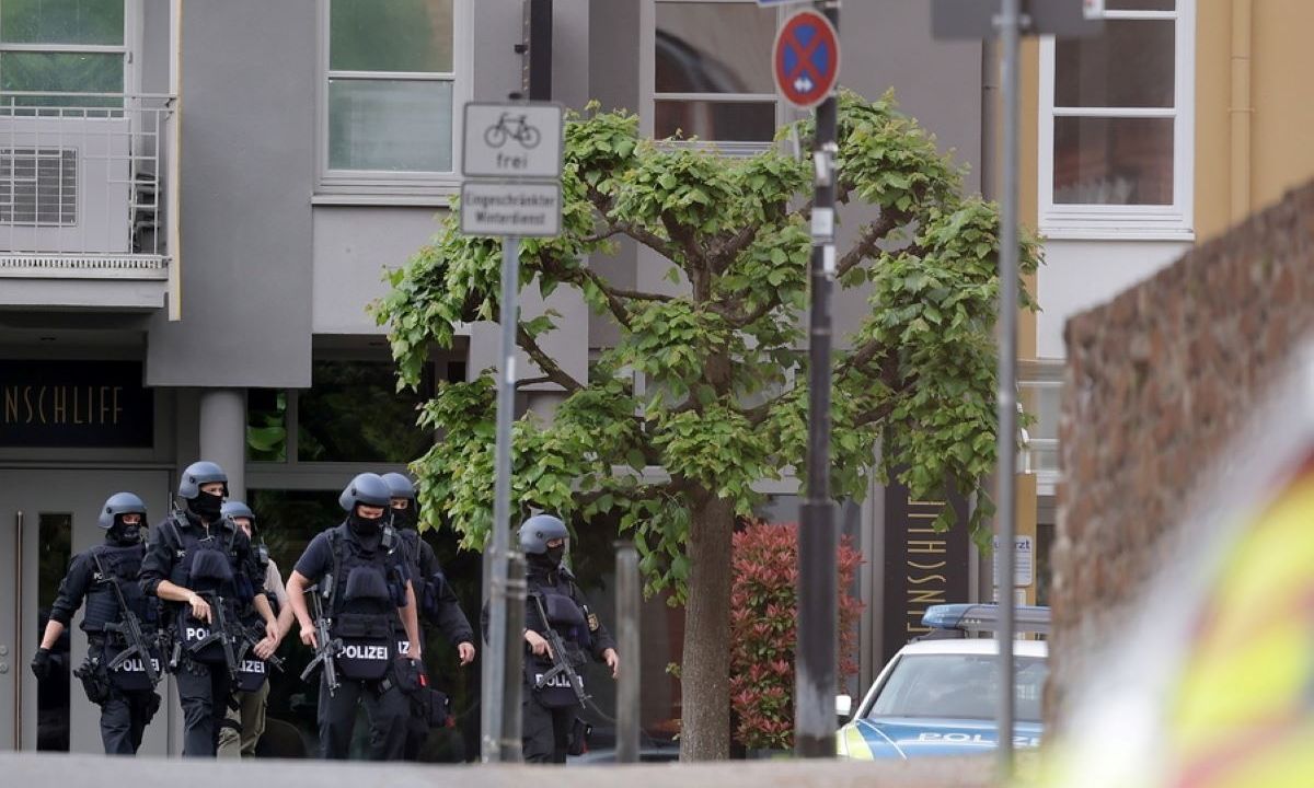 Γερμανία: Ελεύθεροι οι όμηροι που κρατούνταν σε τράπεζα - Διαφεύγουν οι δράστες 