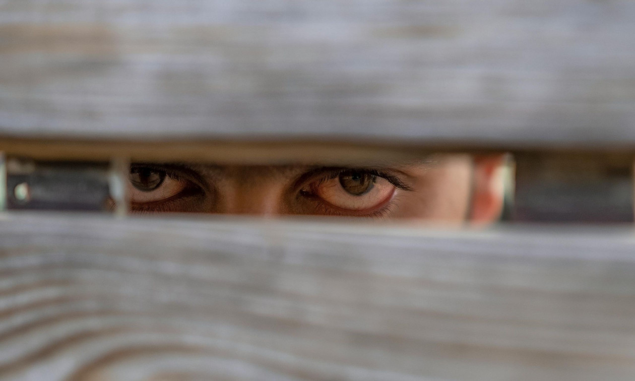 Υπόθεση stalking σε Αθήνα: Έστηνε καρτέρι έξω από το σπίτι της πρώην του - Oι αλλαγές στη νομοθεσία