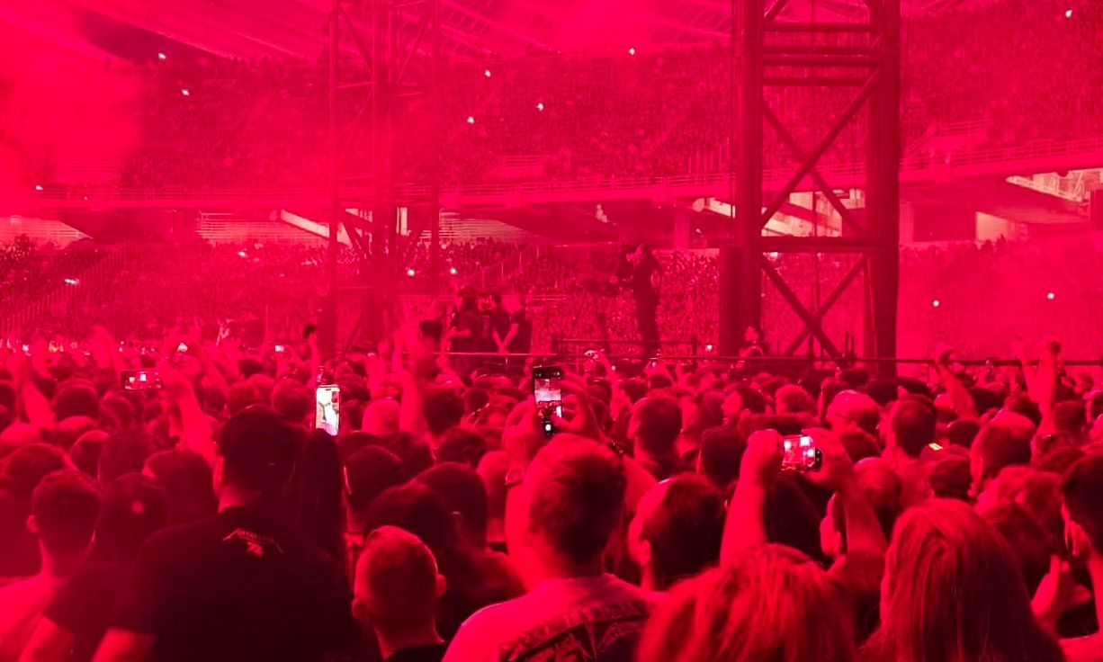 Οι Metallica δονούν την Αττική: Σε εξέλιξη η ιστορική συναυλία, το ΟΑΚΑ «χορεύει» στους ρυθμούς τους