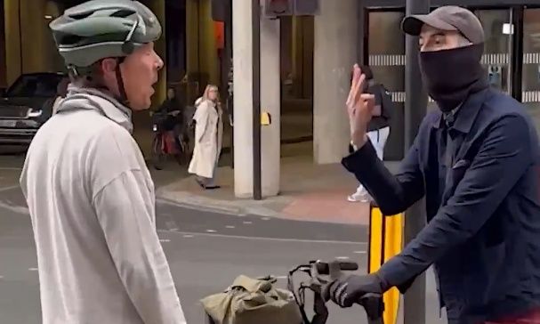 Μπένεντικτ Κάμπερμπατς: «Είσαι ψεύτης» - Τσακώθηκε με ποδηλάτη στη μέση του δρόμου - Βίντεο