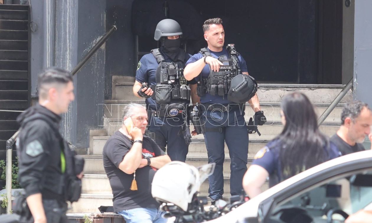 Τζιτζιφιές: Πυροβόλησαν με ούζι τη σύντροφο του υπευθύνου καταστήματος - Συνελήφθη ο δράστης