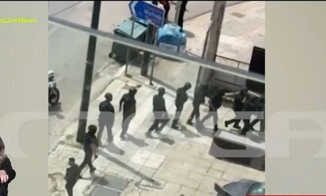 Καλλιθέα: Φωτογραφίες της 43χρονης να μπαίνει σε αυτοκίνητο ενώ αιμοραγούσε
