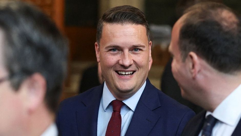 Πολιτική κρίση στην Βρετανία: Παραιτήθηκε ο υπουργός Υγείας, ζητά το ίδιο από τον Στάρμερ