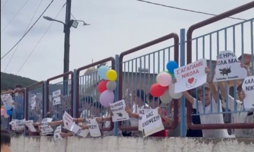 Ρόδος: Επέστρεψε νικητής ο μικρός Νικόλας μετά τη μάχη με τον καρκίνο - Συγκινητική υποδοχή