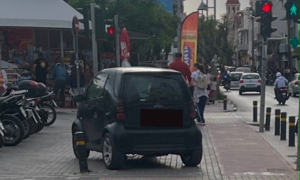 Ρέθυμνο: Πάρκινγκ όπου… χωράει - Αδιανόητη στάθμευση απέναντι από το Δημαρχείο