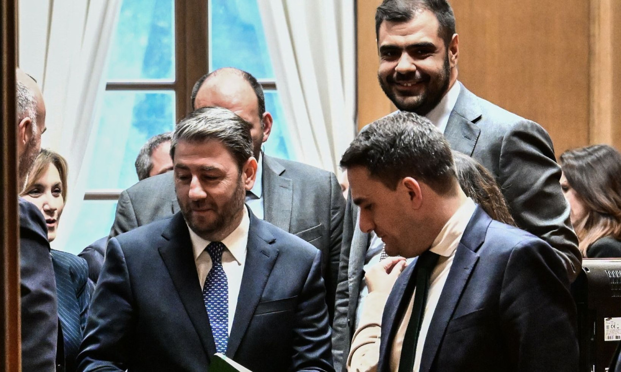 Στα άκρα η κόντρα Μαρινάκη - ΠΑΣΟΚ: Αντί να «πετάνε την μπάλα στην εξέδρα», ας απαντήσουν
