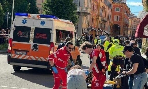 Ιταλία: Αυτοκίνητο έπεσε σε πλήθος και στη συνέχεια ο οδηγός του επιτέθηκε με μαχαίρι