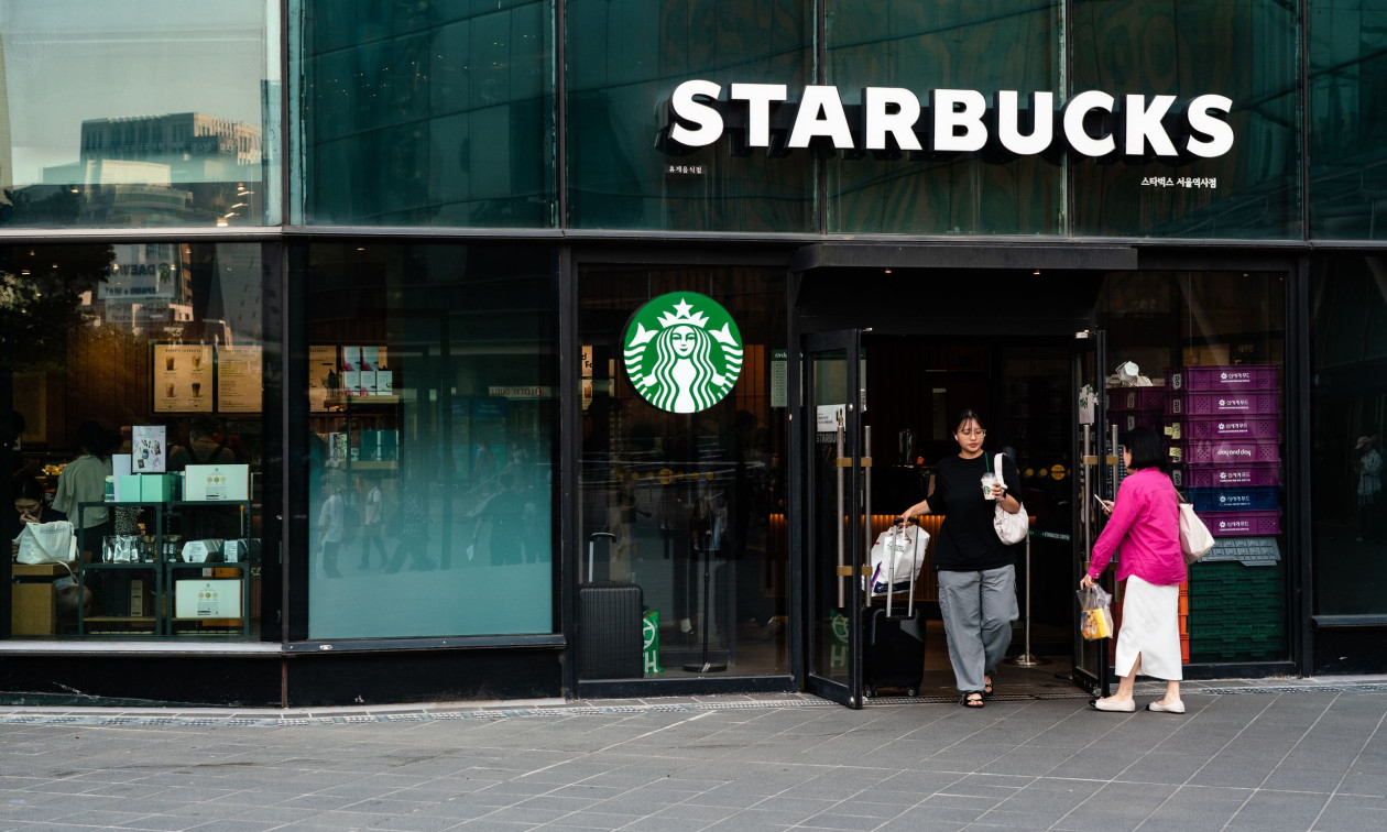 Σκάνδαλο στην Κορέα: Η Starbucks κυκλοφόρησε διαφήμιση «ημέρα τανκ» ανήμερα επετείου εξέγερσης