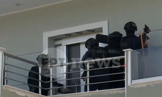 Άνω Λιόσια: Βίντεο από επιχείρηση της ΕΛ.ΑΣ. σε καταυλισμούς - Εντοπίστηκαν όπλα και ναρκωτικά