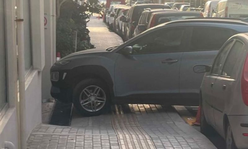 Ρέθυμνο: Πάρκαρε πάνω στο πεζοδρόμιο στις γραμμές των τυφλών