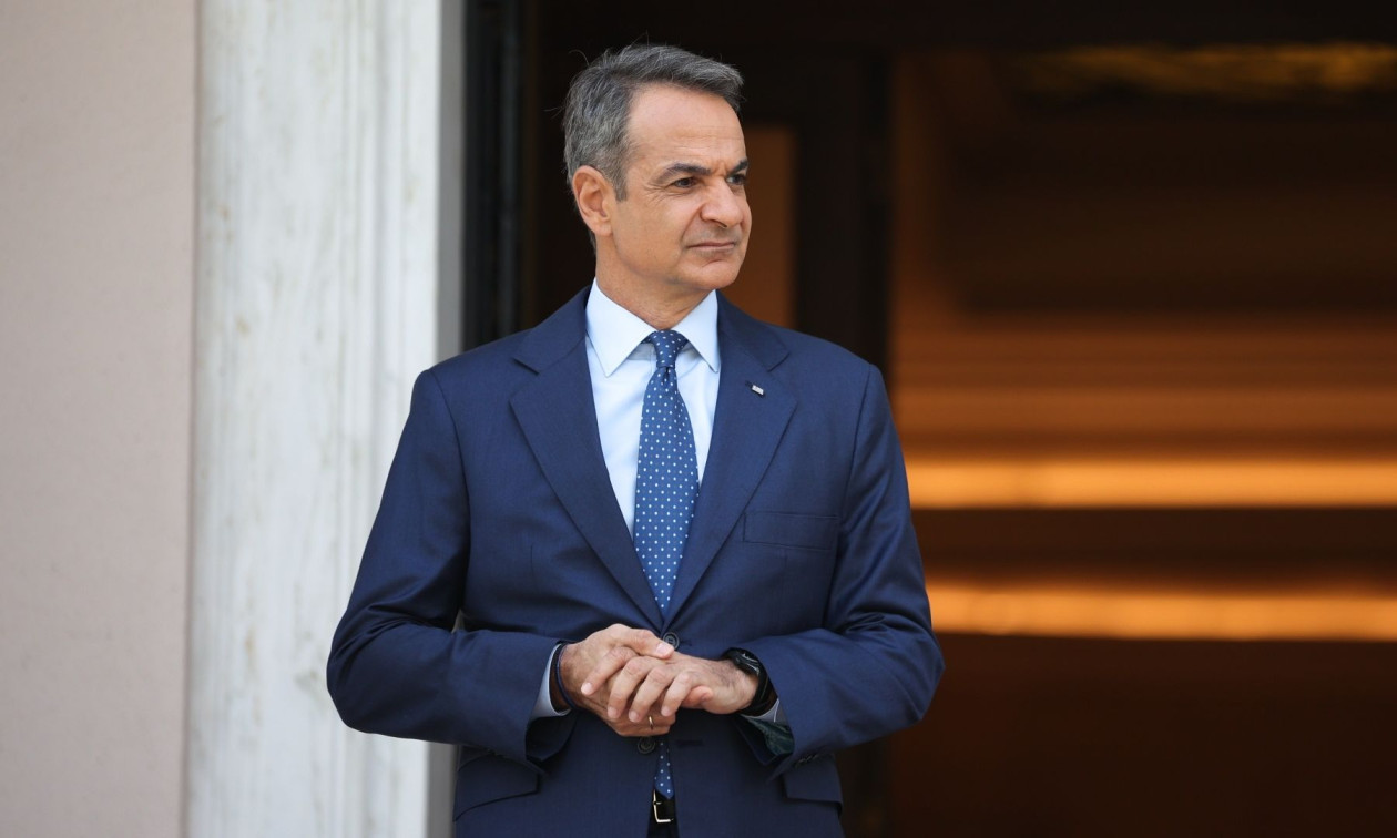 Ο Μητσοτάκης ακουμπά στην κοινωνία και παίρνει πάνω του τη μάχη του 2027