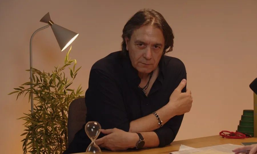 Γιάννης Κότσιρας για Ελλάδα: «Αισθάνομαι ότι είμαστε σαν τα σκουλήκια που βρίσκονται σε ένα μήλο»
