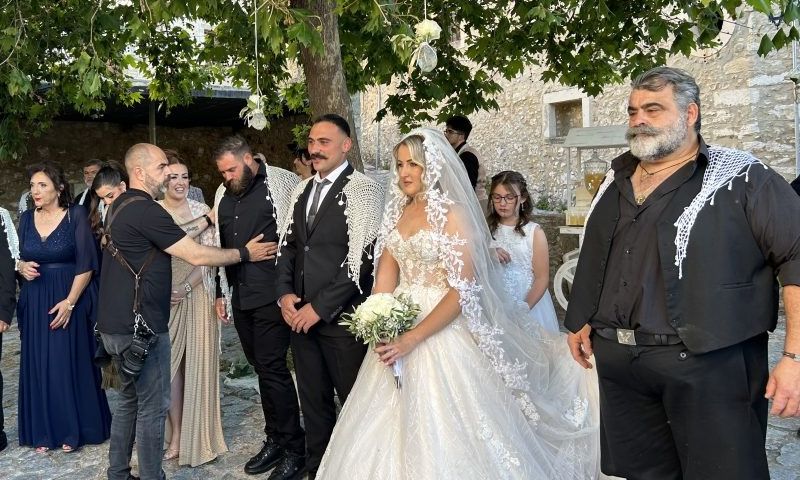 Ρέθυμνο: Ένας γάμος σαν… παραμύθι στις Πρασσές – Παντρεύτηκαν την μέρα της ονομαστικής γιορτής τους