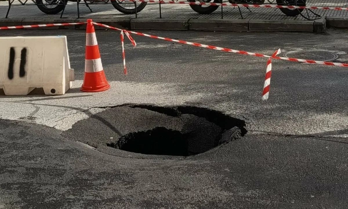 Θεσσαλονίκη: Άνοιξε μεγάλη τρύπα στο οδόστρωμα της Κασσάνδρου - Αποκλείστηκε το σημείο