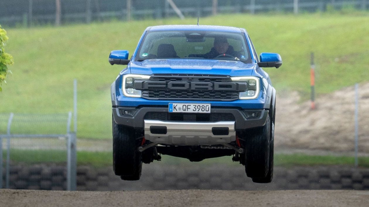 Ford: Το Ranger Raptor απογειώνεται και προσγειώνεται σαν να μην έγινε τίποτα