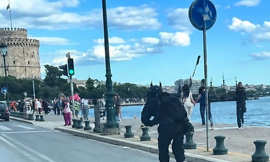 Ο Μπάτμαν… στη Νέα Παραλία: Το viral βίντεο που έκανε τη Θεσσαλονίκη να χαμογελάσει