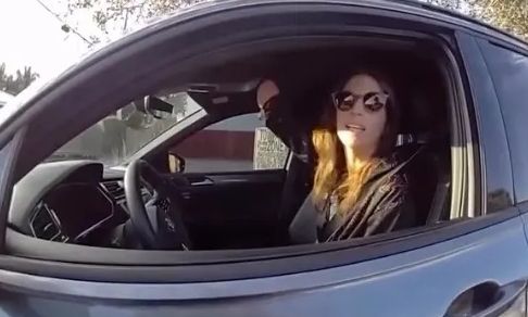 Αστυνομικός έγινε viral: «Είδε» οδηγό με ακρωτηριασμένο άκρο ότι κρατούσε κινητό μ' αυτό κι οδηγούσε