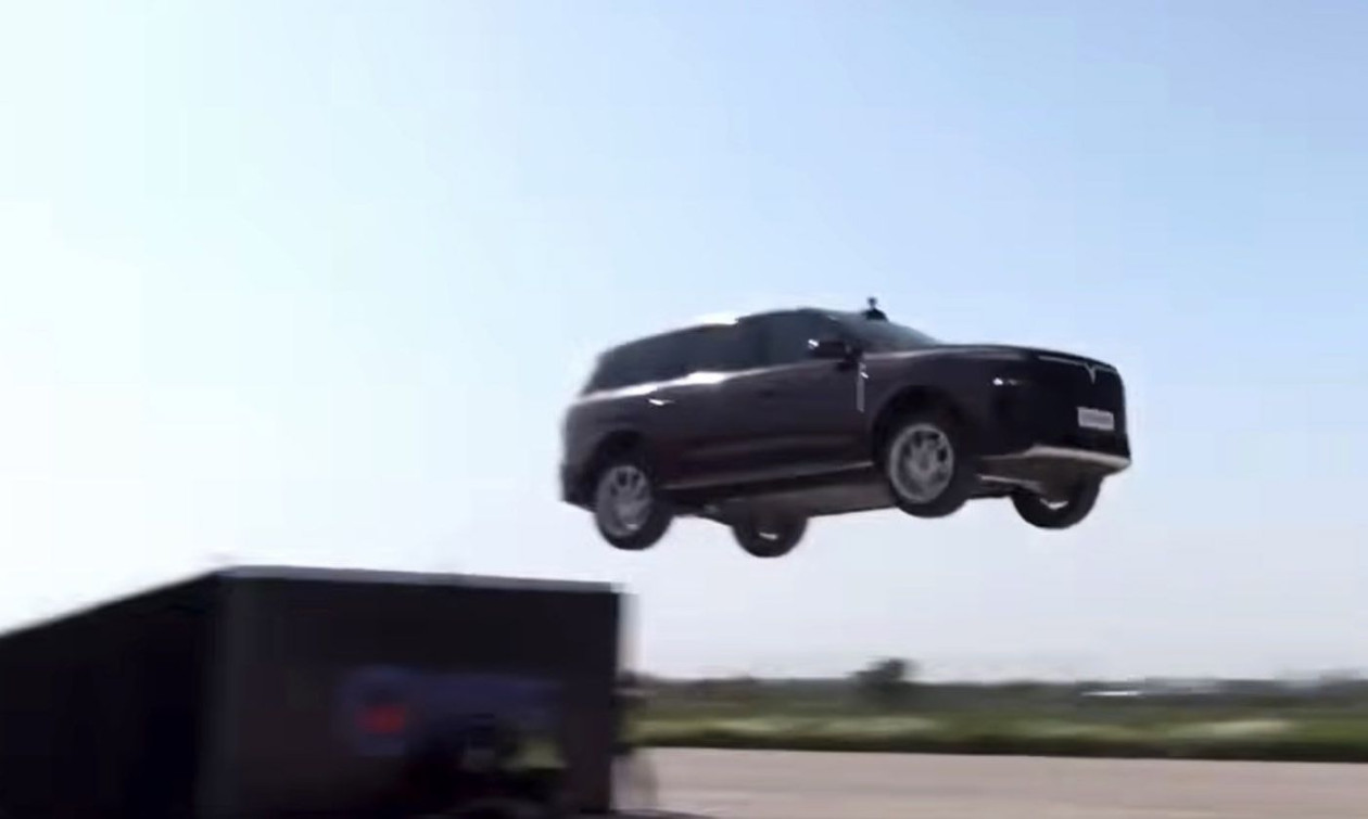 Γιατί ένα κινεζικό SUV πέταξε πάνω από 20 μέτρα στον αέρα;