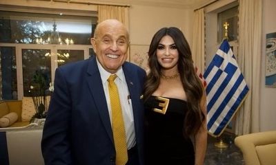 Ο πρώην δήμαρχος της Νέας Υόρκης Τζουλιάνι γιόρτασε τα 82α γενέθλιά του στην Αθήνα με την Γκίλφοϊλ