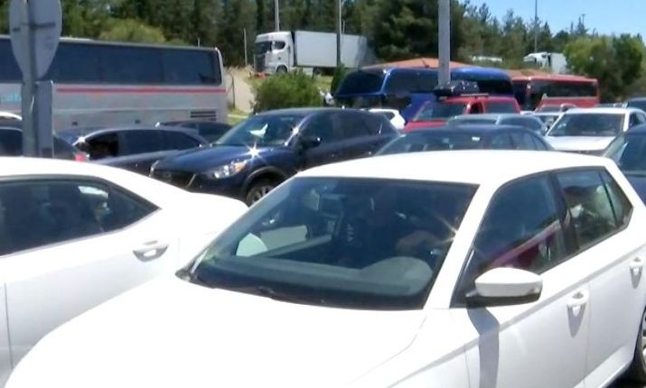 Εύζωνες: Χιλιάδες τουρίστες από τα Βαλκάνια περνούν το τελωνείο - Μποτιλιάρισμα στο σημείο