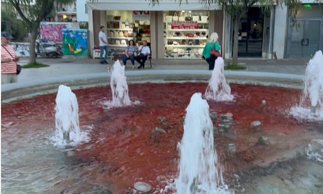 Καλαμάτα: Συγκίνηση στο τελευταίο «αντίο» της 39χρονης Βασιλικής -Σιντριβάνι «βάφτηκε» κόκκινο