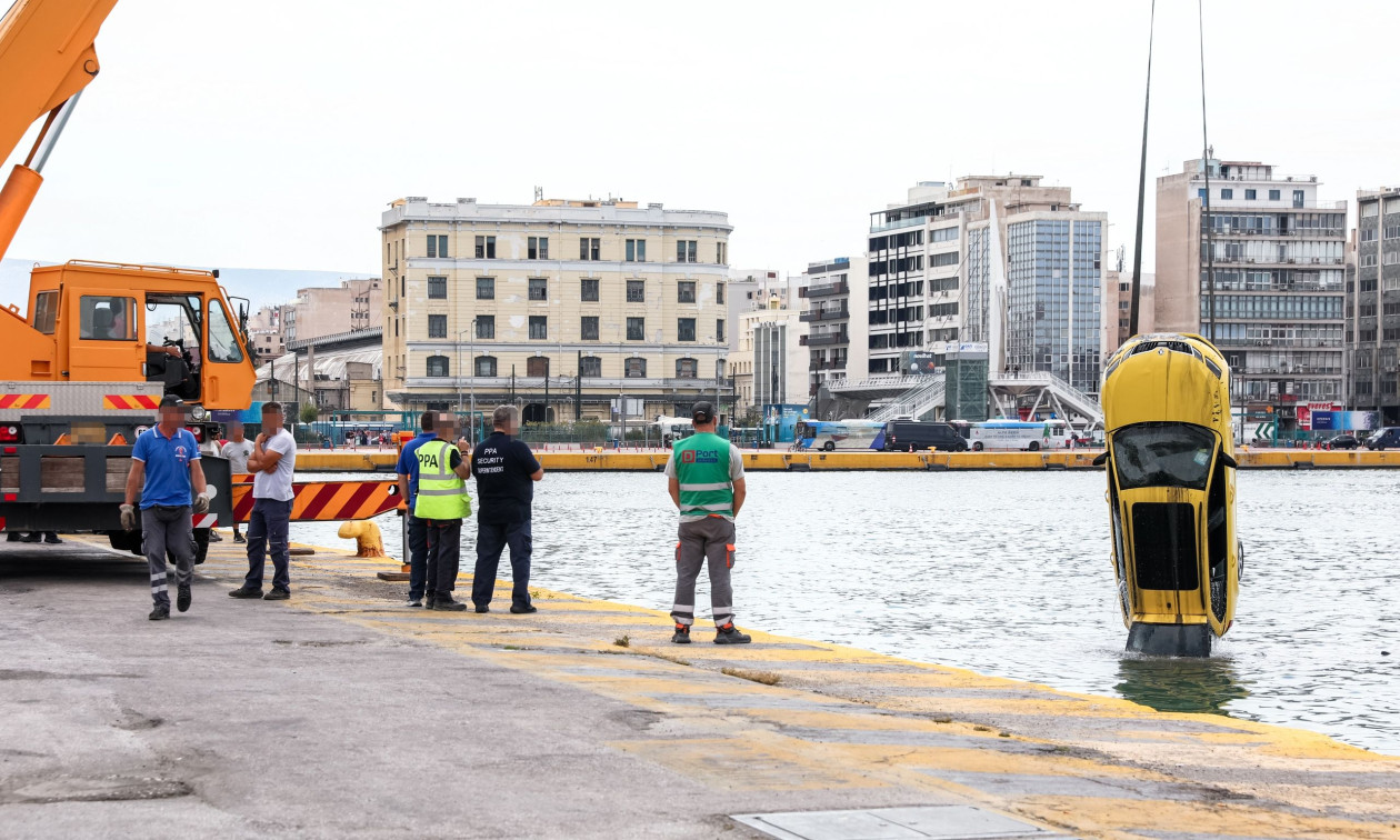 Πειραιάς: «Πάτησε γκάζι και κατέληξε στη θάλασσα» – Το μυστήριο με το ταξί που βούτηξε στο λιμάνι