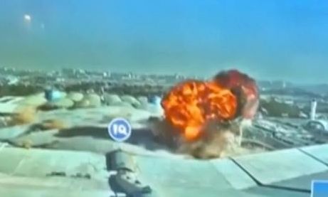 Κουβέιτ: Η στιγμή που ιρανικό drone χτυπά τη στέγη του διεθνούς αεροδρομίου
