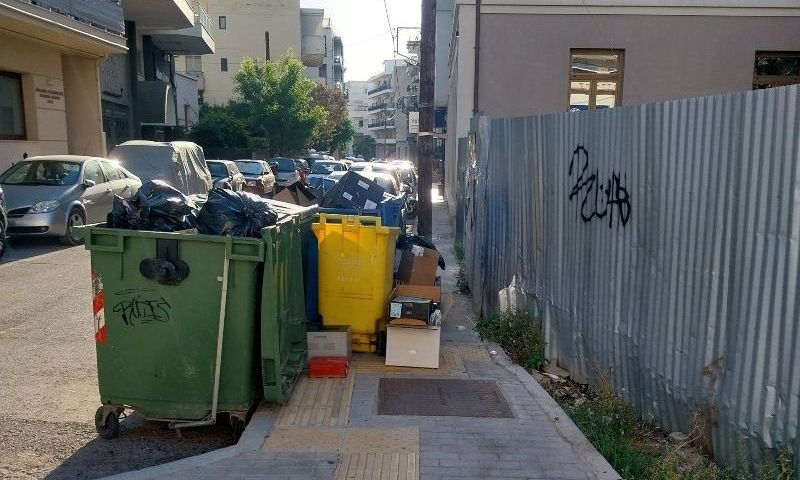 Ρέθυμνο: Μια εικόνα, χίλιες λέξεις – Η κίτρινη λωρίδα για τυφλούς που οδηγεί… καρφί στα σκουπίδια