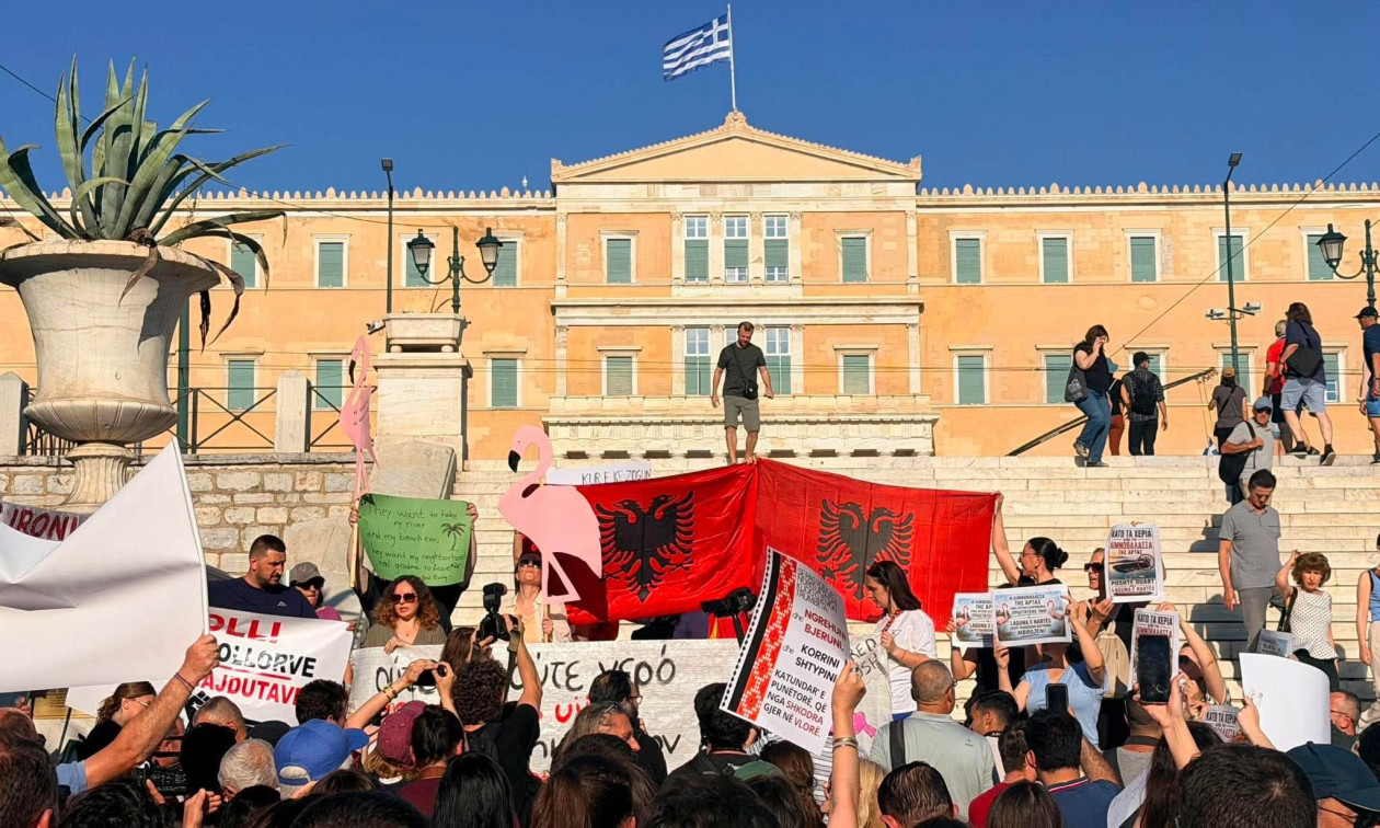Αλβανοί κατέκλυσαν την πλατεία Συντάγματος - Διαμαρτυρήθηκαν για το πολυτελές θέρετρο