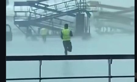 Χαοτικές εικόνες στο αεροδρόμιο του Δελχί: Υπάλληλοι «κυνηγο