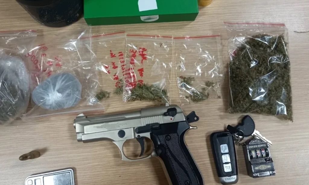 Πρέβεζα: Δύο συλλήψεις για διακίνηση ναρκωτικών και οπλοκατο