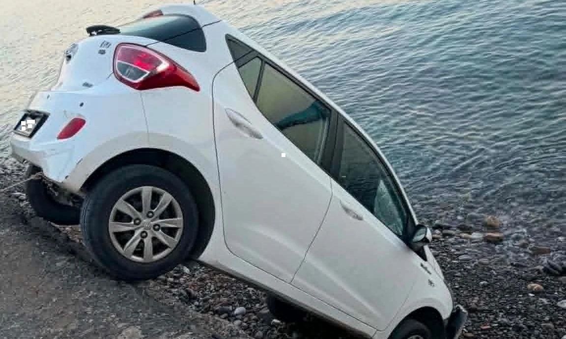 Ξέχασε να βάλει χειρόφρενο και βρήκε το αυτοκίνητο στη θάλασ