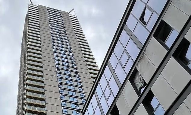Θάνατος μυστήριο για τριμελή οικογένεια: Βούτηξε σ