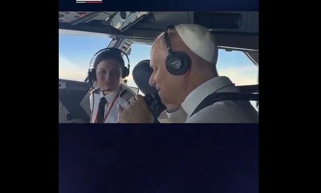 Ο Πάπας στο πιλοτήριο Airbus A320 χαιρετάει τους πιλότους τω