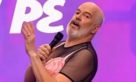 Έντι Ράμα: Φορά γυναικεία εσώρουχα και τακούνια και «κράζει»