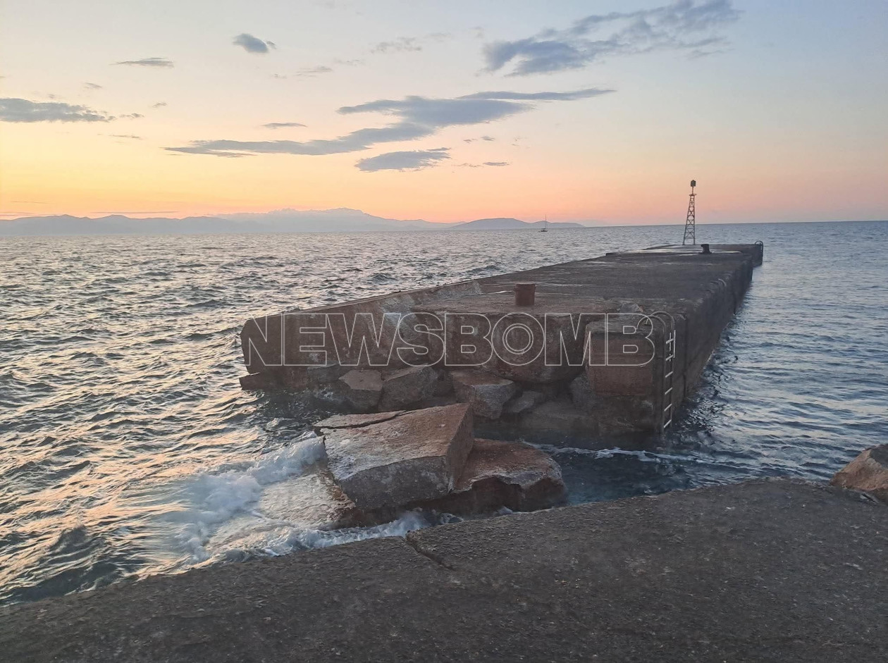 Ραφήνα: Πλοίο γεμάτο με επιβάτες κι οχήματα προσέκ