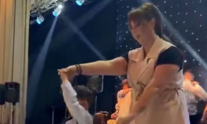 Κρήτη: Συγκίνησε πιτσιρικάς που συνόδευσε τη μητέρα του στην πίστα - Βίντεο