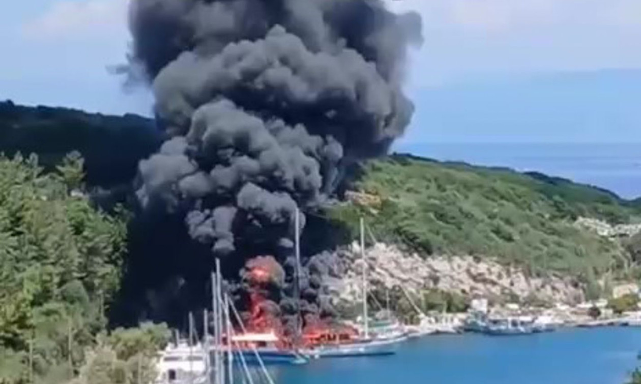 Παξοί: Υπό έλεγχο η φωτιά στα δύο σκάφη στο λιμάνι Γάιος - Υπέστησαν μεγάλες ζημιές