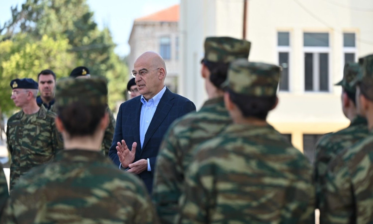 Στη Λαμία ο Δένδιας: Συνάντησε τις πρώτες γυναίκες που κατατάχθηκαν εθελοντικά στον Στρατό Ξηράς