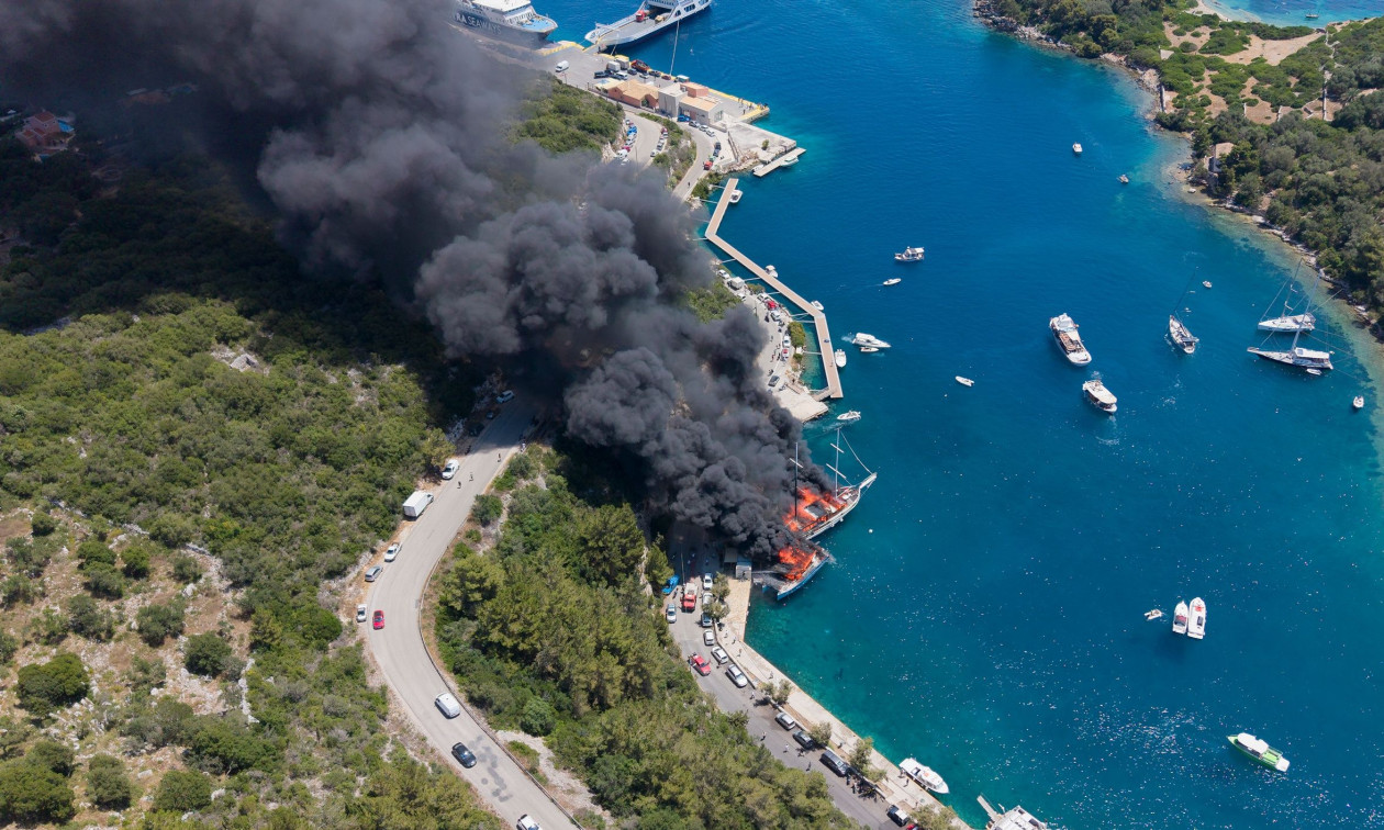 Παξοί: Συνελήφθη πλοίαρχος για τη φωτιά δύο τουριστικών σκαφών - Προκλήθηκε θαλάσσια ρύπανση