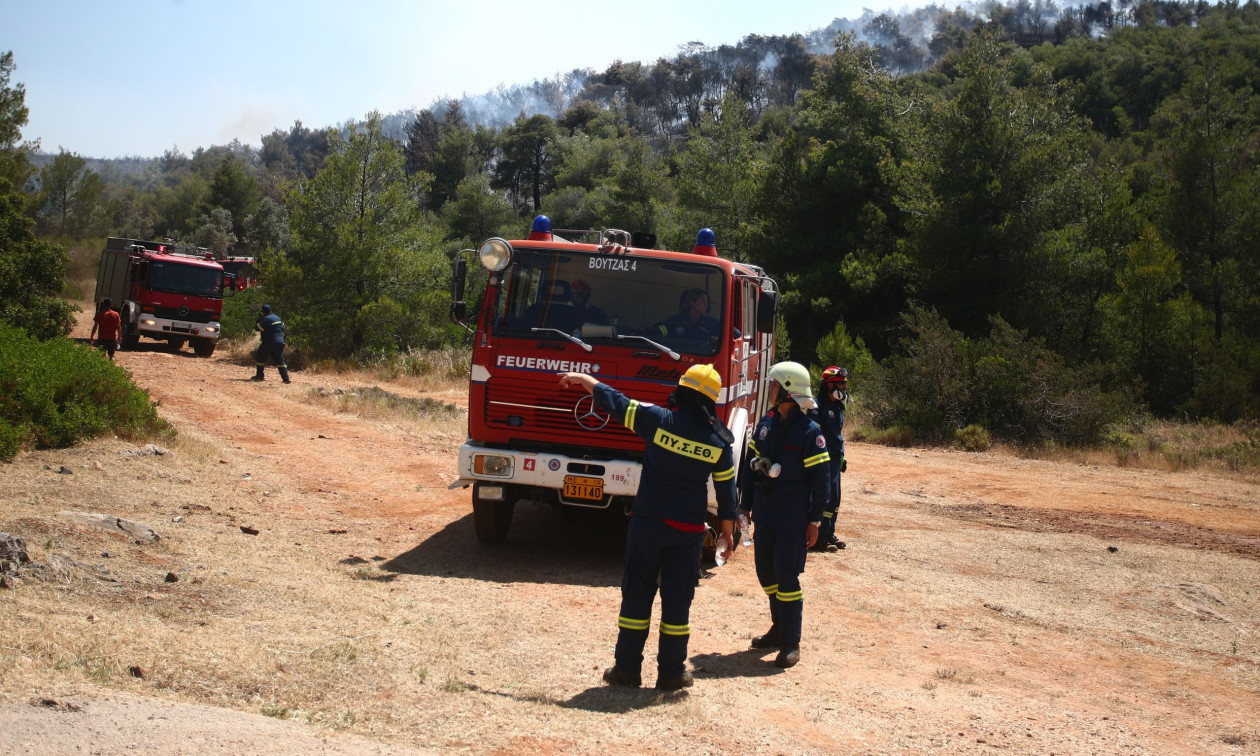 Υπό έλεγχο η πυρκαγιά σε ρυμουλκό στη Σαλαμίνα