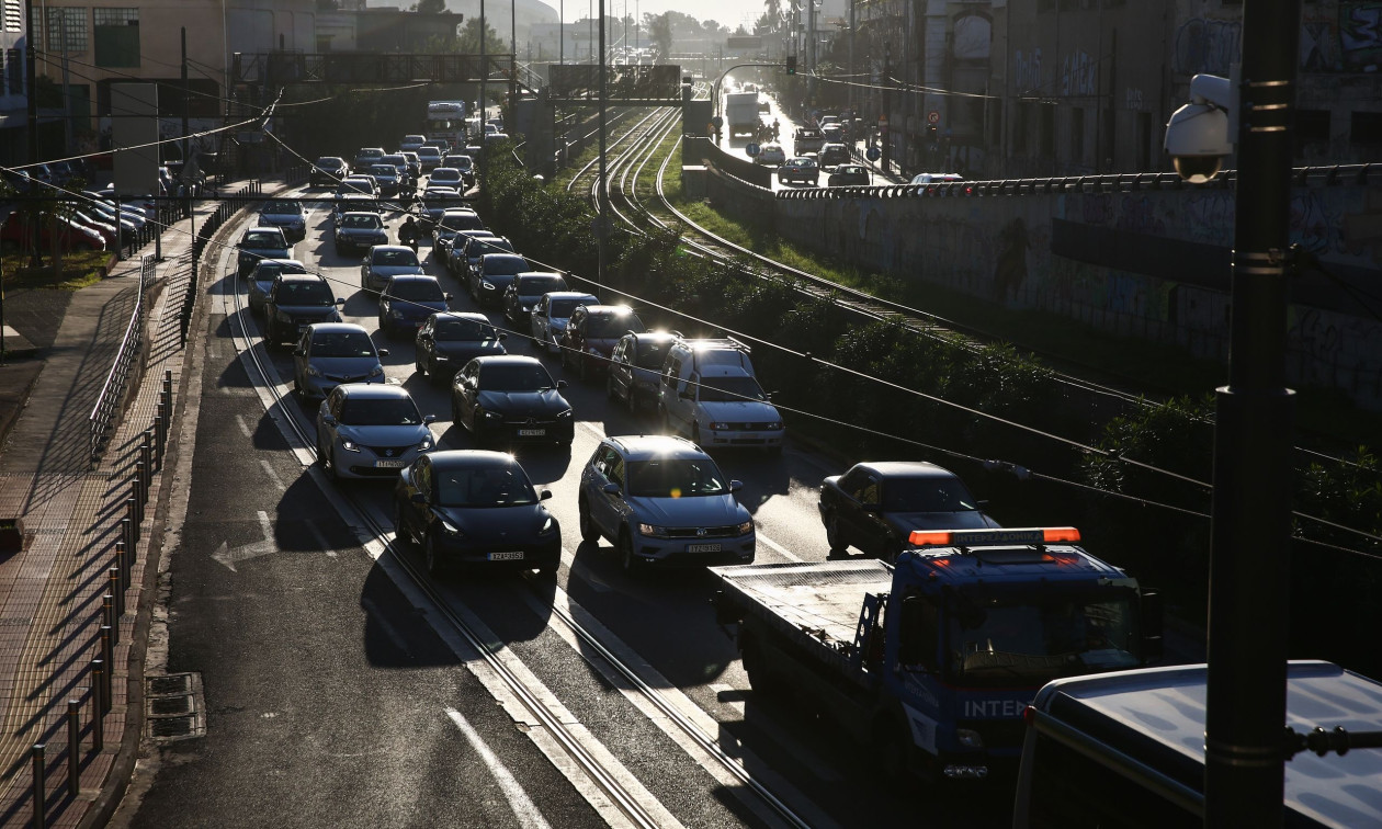 Πυρκαγιά σε διάζωμα στη Λεωφόρο Κηφισού - Προβλήματα στην κυκλοφορία των οχημάτων