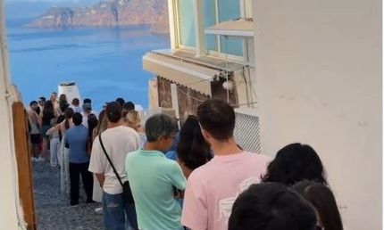 Σαντορίνη: Απίστευτη ουρά δεκάδων τουριστών για μια φωτογραφία με το διάσημο τοπίο