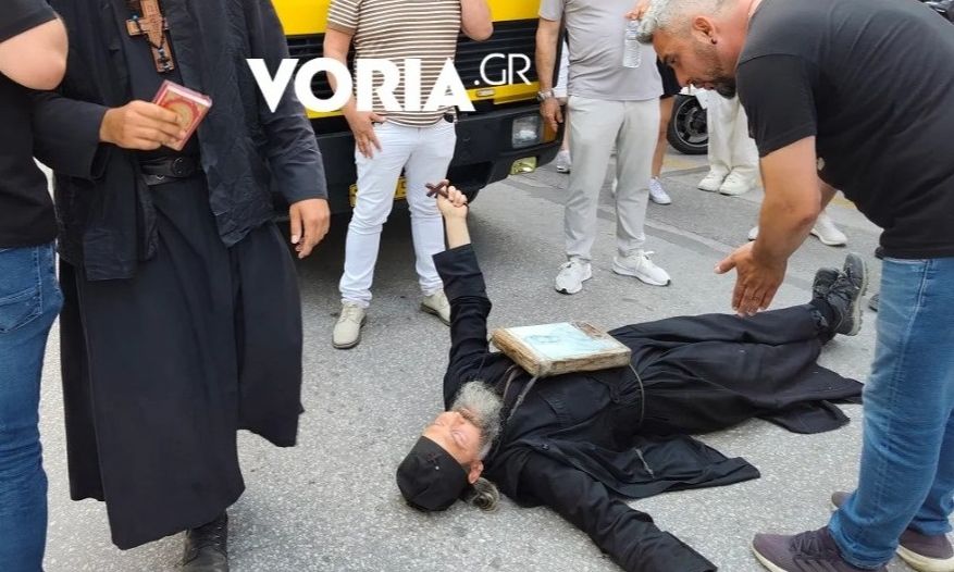 «Μετανοείτε»: Μοναχός ξάπλωσε στον δρόμο για να διακόψει την πορεία του... λεγόμενου «Pride»