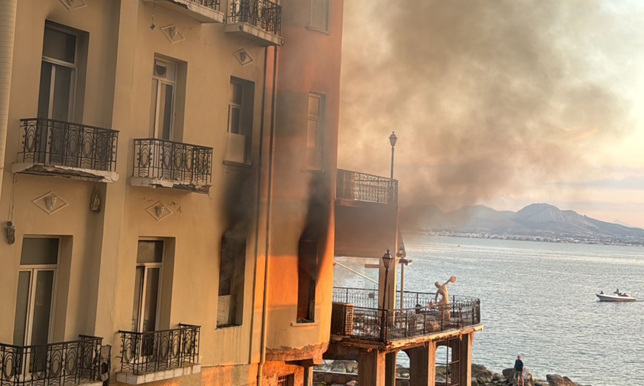 Πυροσβεστική: Υπό έλεγχο η πυρκαγιά σε εγκαταλελειμμένο ξενοδοχείο στο Λουτράκι