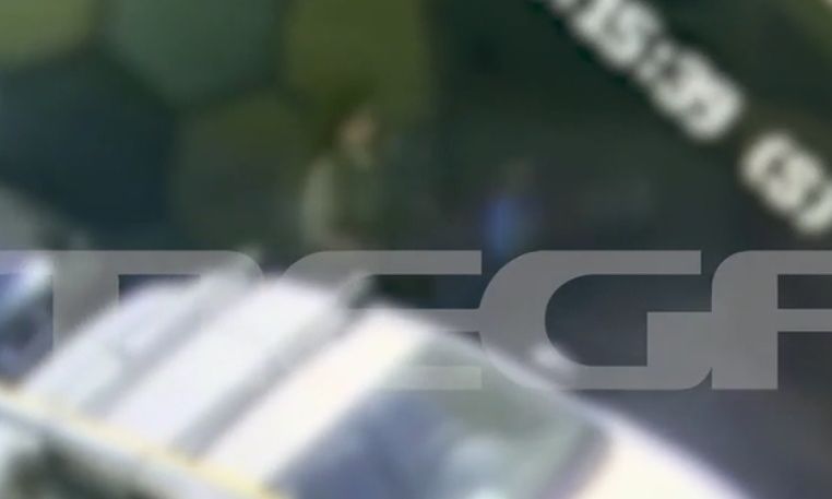 Βίντεο που προκαλεί οργή: Μητέρα χαστουκίζει το παιδί της δυνατά και πέφτει στο οδόστρωμα